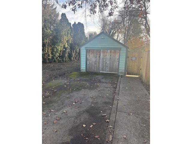 4950 BARGER Dr, Eugene, OR 97402