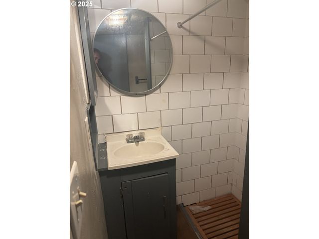 4950 BARGER Dr, Eugene, OR 97402