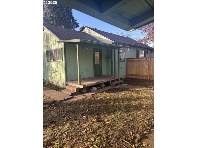 4950 BARGER Dr, Eugene, OR 97402