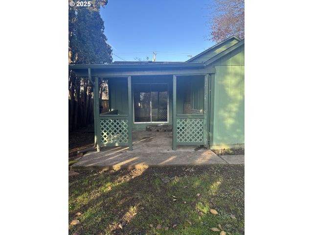 4950 BARGER Dr, Eugene, OR 97402