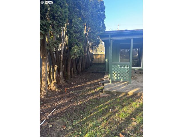 4950 BARGER Dr, Eugene, OR 97402