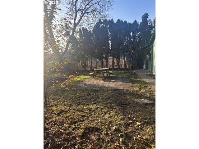 4950 BARGER Dr, Eugene, OR 97402