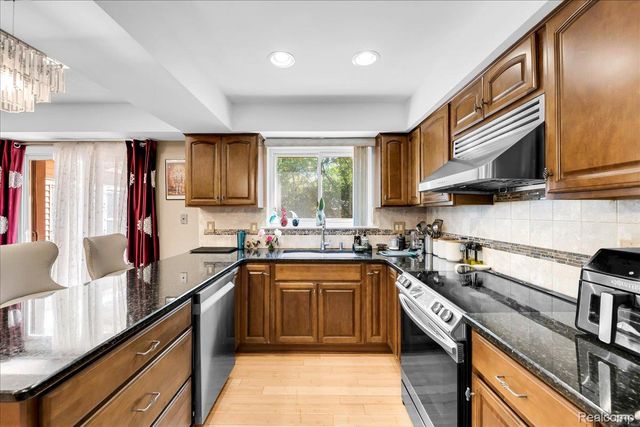 1174 Player Drive, Troy, MI 48085