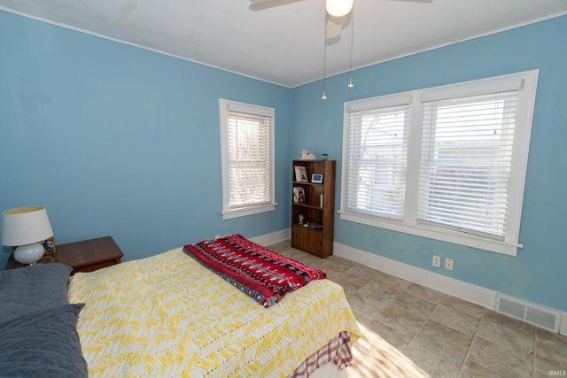 909 E Oakside Street, South Bend, IN 46614