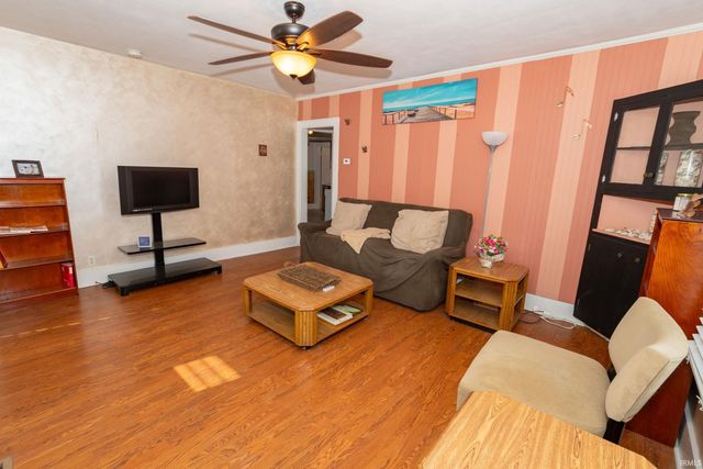 909 E Oakside Street, South Bend, IN 46614