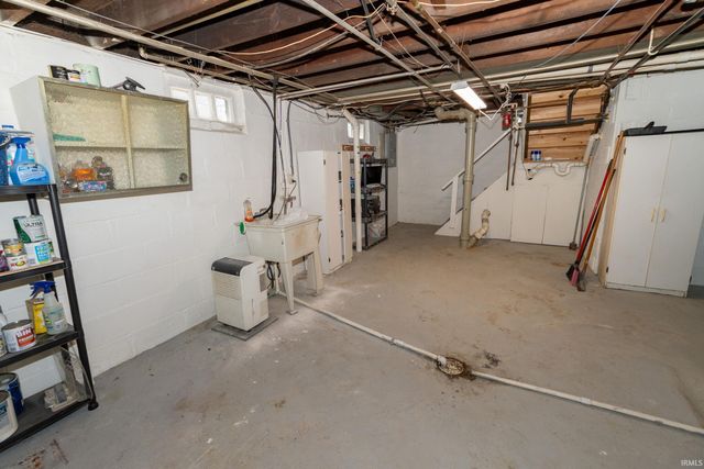 909 E Oakside Street, South Bend, IN 46614