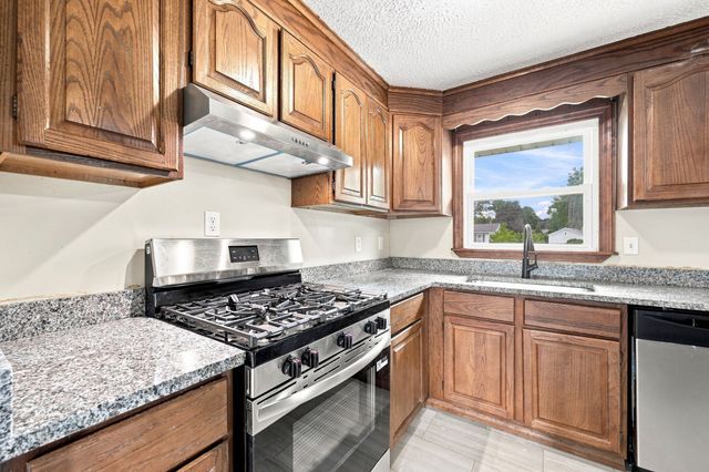 76 Daley St, Chicopee, MA 01013