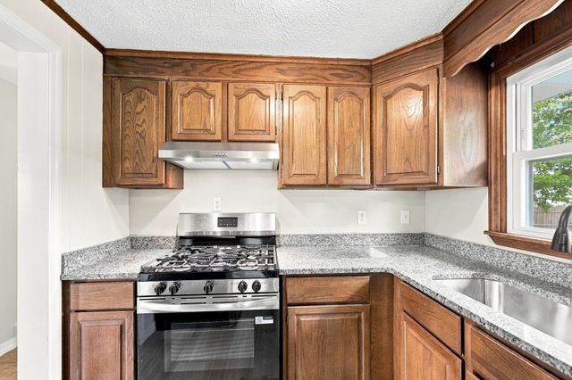 76 Daley St, Chicopee, MA 01013