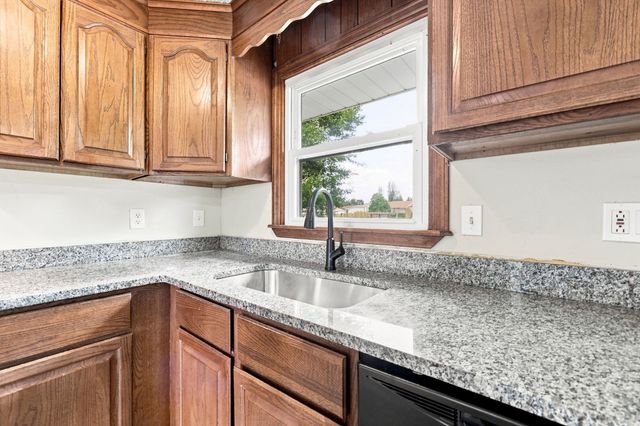 76 Daley St, Chicopee, MA 01013