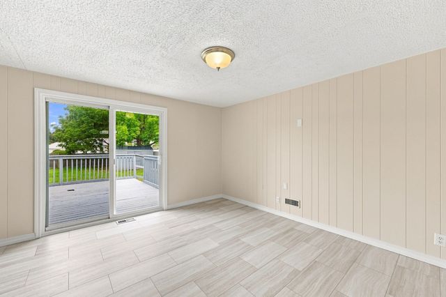 76 Daley St, Chicopee, MA 01013