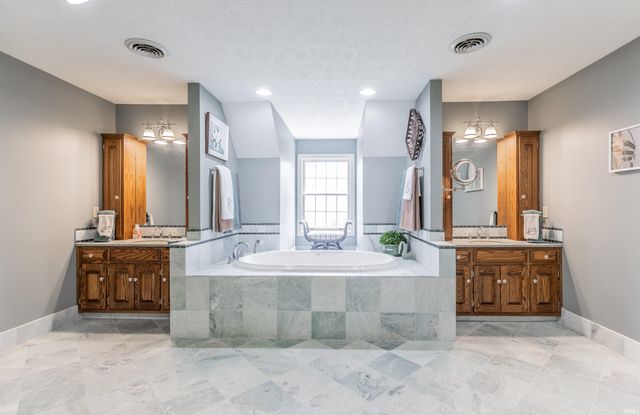 10520 Wilmington Drive, Evansville, IN 47725