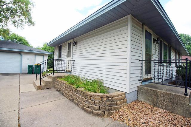 7925 Penn Avenue N, Brooklyn Park, MN 55444
