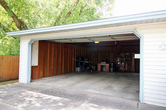 7925 Penn Avenue N, Brooklyn Park, MN 55444