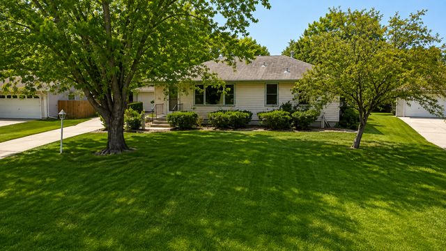 7925 Penn Avenue N, Brooklyn Park, MN 55444