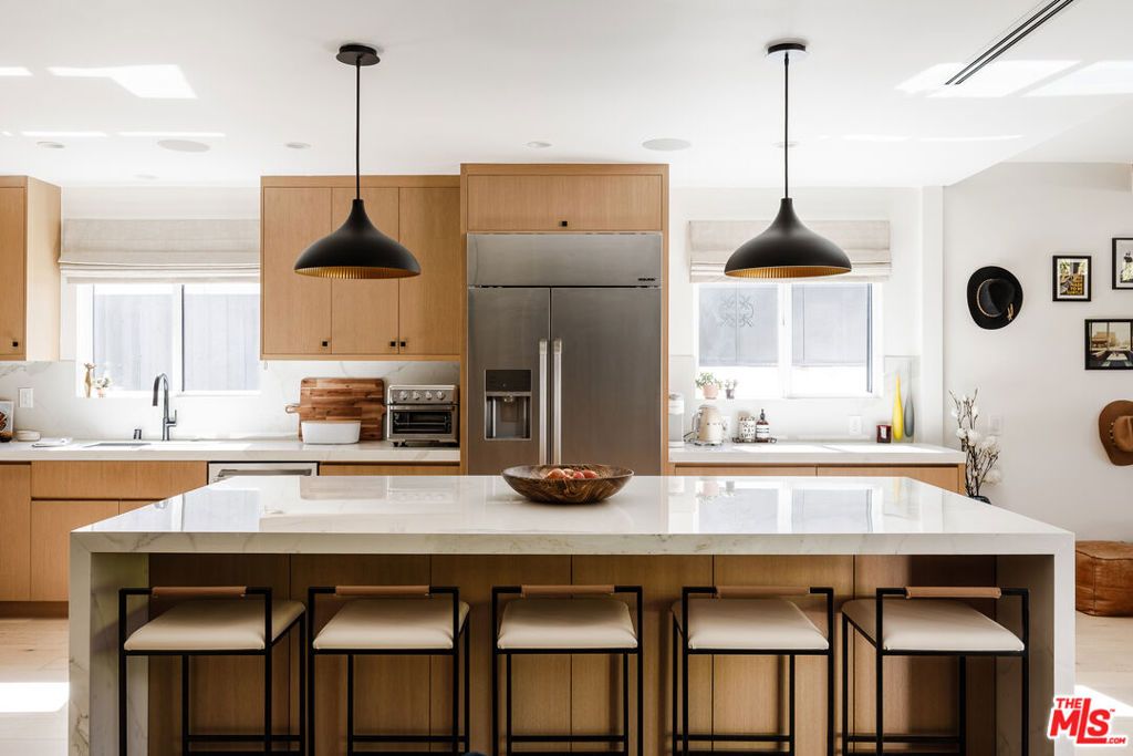 Image 3 of property listing at 5007 Auckland Avenue, North Hollywood, CA 91601