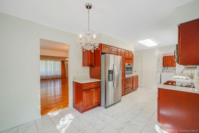5 Old Landers Court, Smithtown, NY 11787