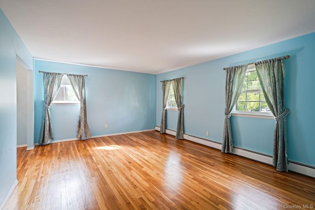 5 Old Landers Court, Smithtown, NY 11787