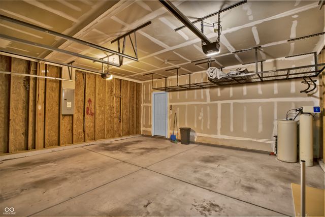 2548 Shadow Bend Drive, Columbus, IN 47201