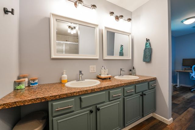 120 S Lexington Ct, Andover, KS 67002