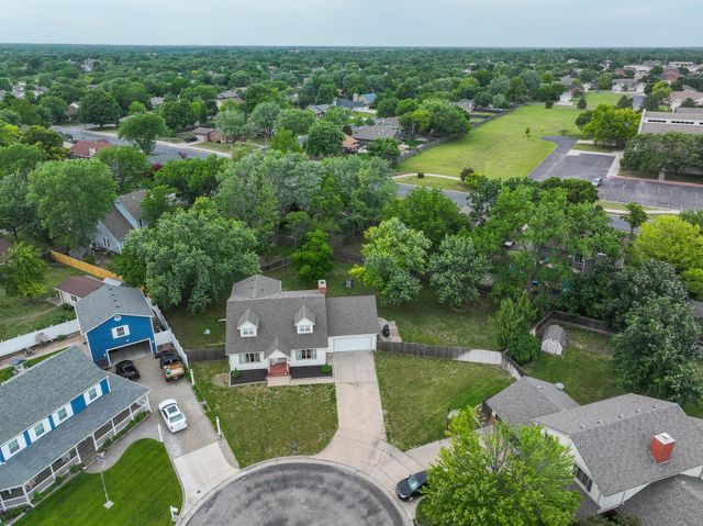 120 S Lexington Ct, Andover, KS 67002
