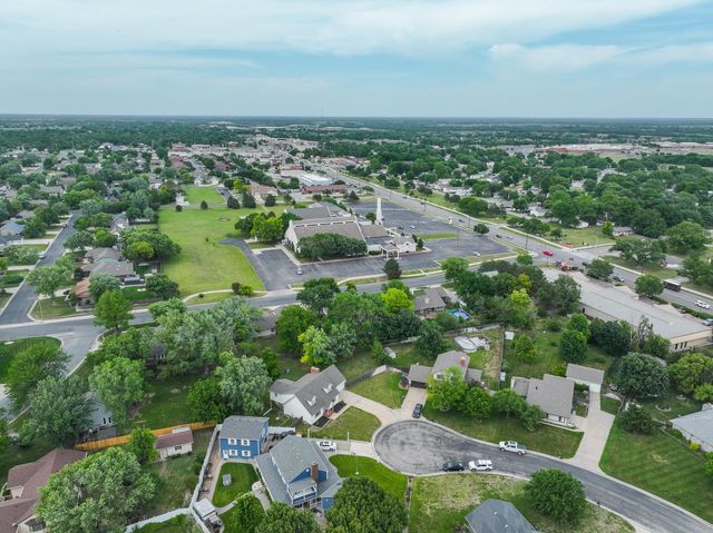 120 S Lexington Ct, Andover, KS 67002