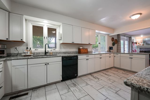 120 S Lexington Ct, Andover, KS 67002
