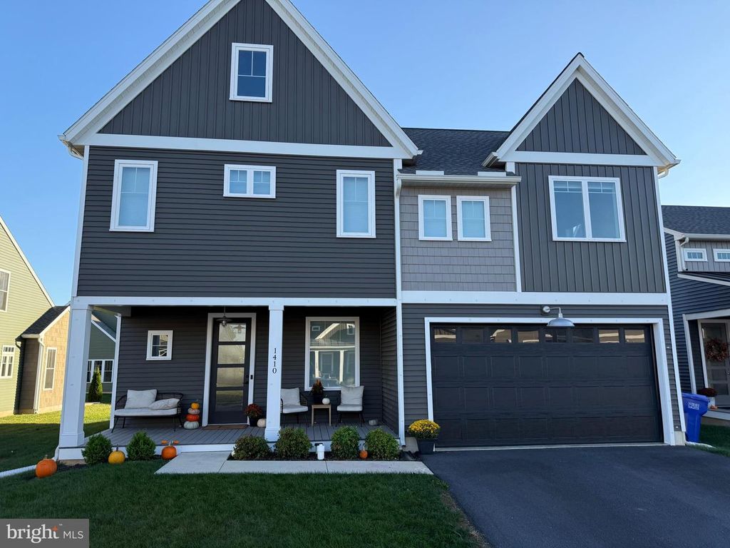 1410 BARRINGTON DR, Mount Joy, PA 17552