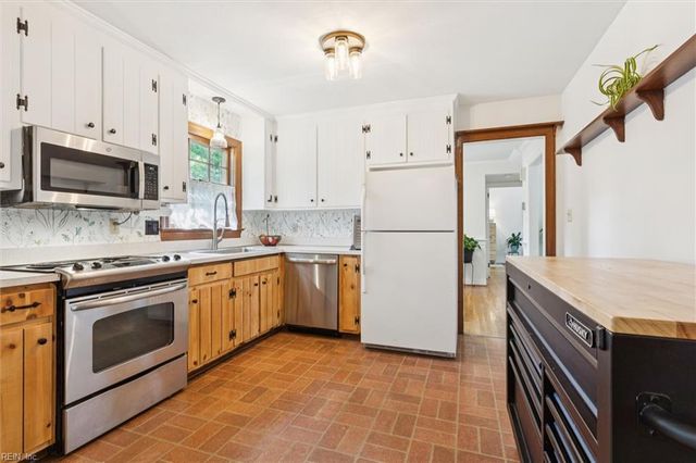 925 Etna DR, Newport News, VA 23608