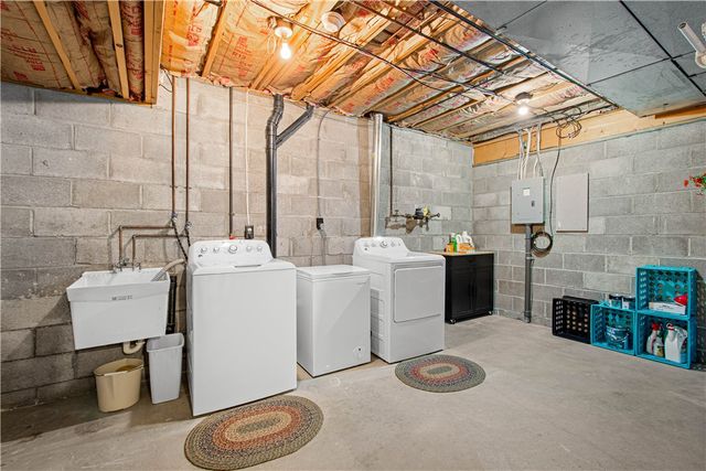 197 Old Village Ln, Bethel Park, PA 15102