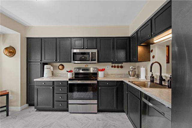 197 Old Village Ln, Bethel Park, PA 15102