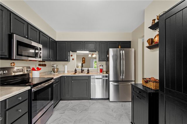 197 Old Village Ln, Bethel Park, PA 15102