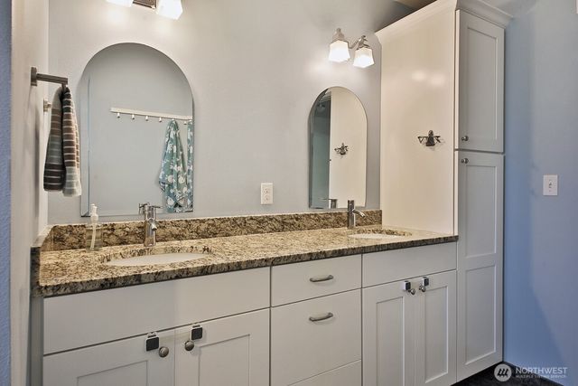 4194 Moorland Place, Clinton, WA 98236