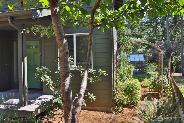 4194 Moorland Place, Clinton, WA 98236