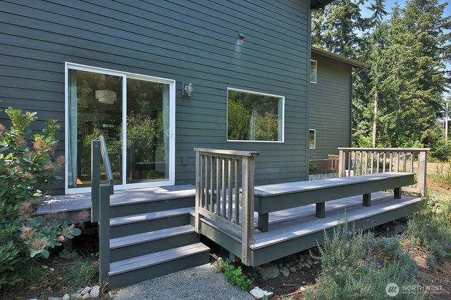 4194 Moorland Place, Clinton, WA 98236