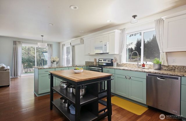 4194 Moorland Place, Clinton, WA 98236