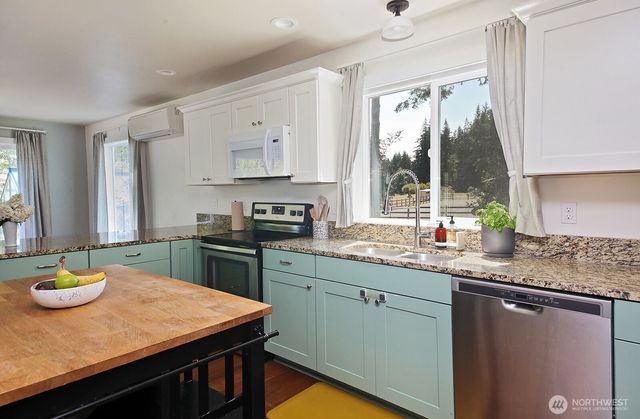 4194 Moorland Place, Clinton, WA 98236
