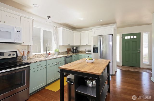 4194 Moorland Place, Clinton, WA 98236