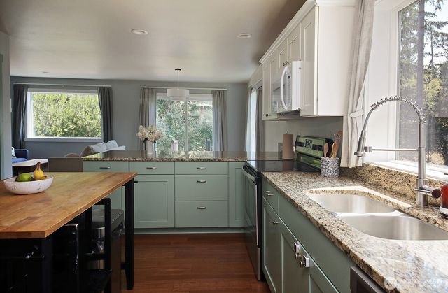 4194 Moorland Place, Clinton, WA 98236