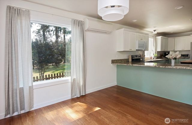 4194 Moorland Place, Clinton, WA 98236