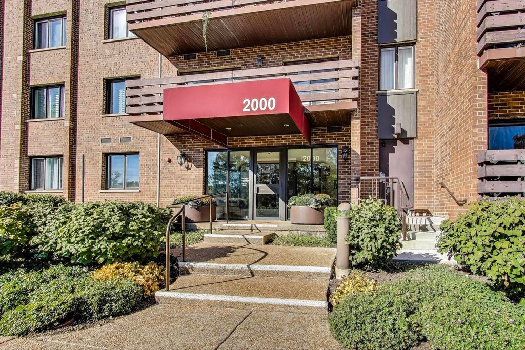 2000 Chestnut Avenue 310, Glenview, IL 60025