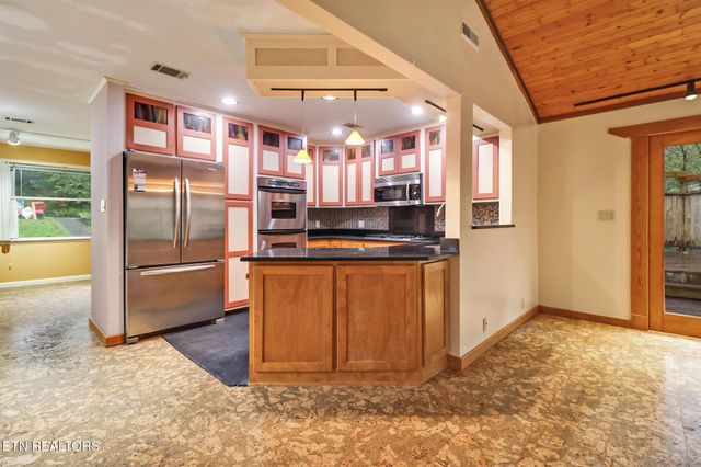 109 Wakefield Rd, Oak Ridge, TN 37830