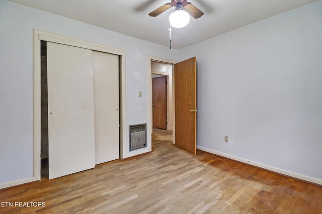 109 Wakefield Rd, Oak Ridge, TN 37830