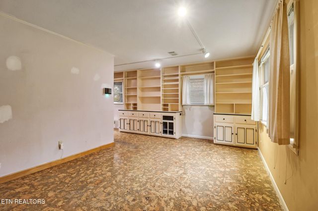 109 Wakefield Rd, Oak Ridge, TN 37830