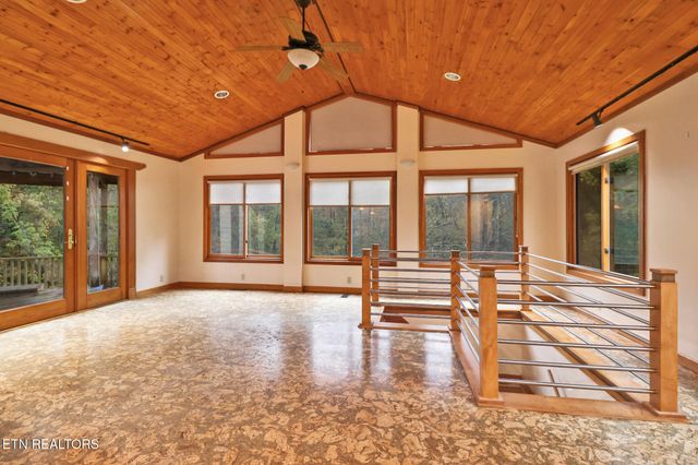 109 Wakefield Rd, Oak Ridge, TN 37830