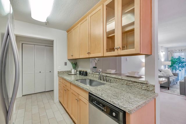 295 Lenox Avenue 203, Oakland, CA 94610