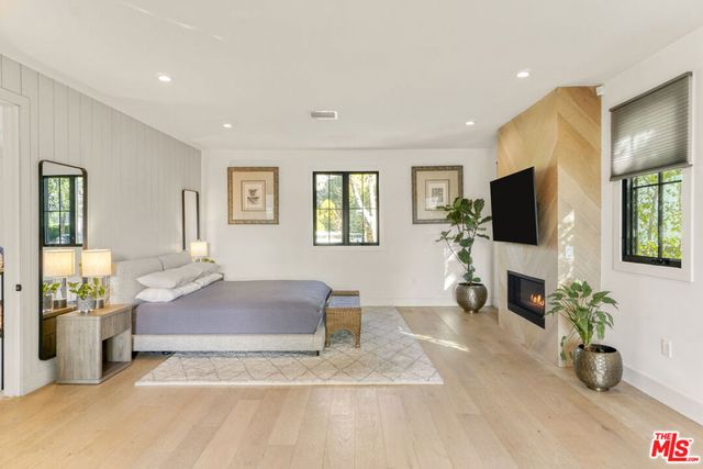 18321 Lake Encino Drive, Encino, CA 91316