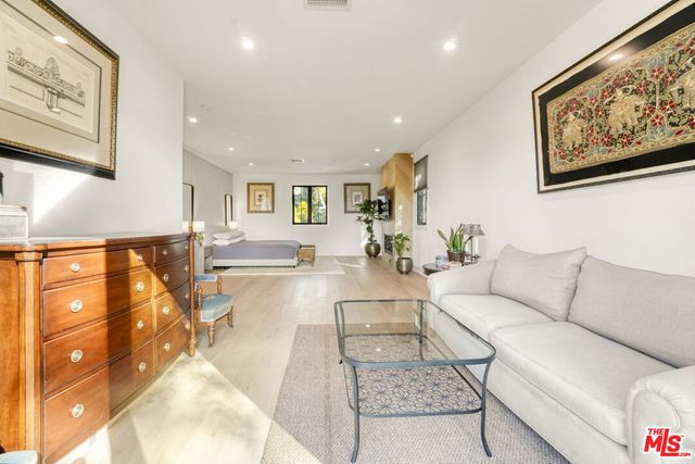 18321 Lake Encino Drive, Encino, CA 91316