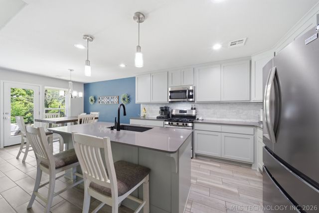 6804 S 22nd Place E, Broken Arrow, OK 74011