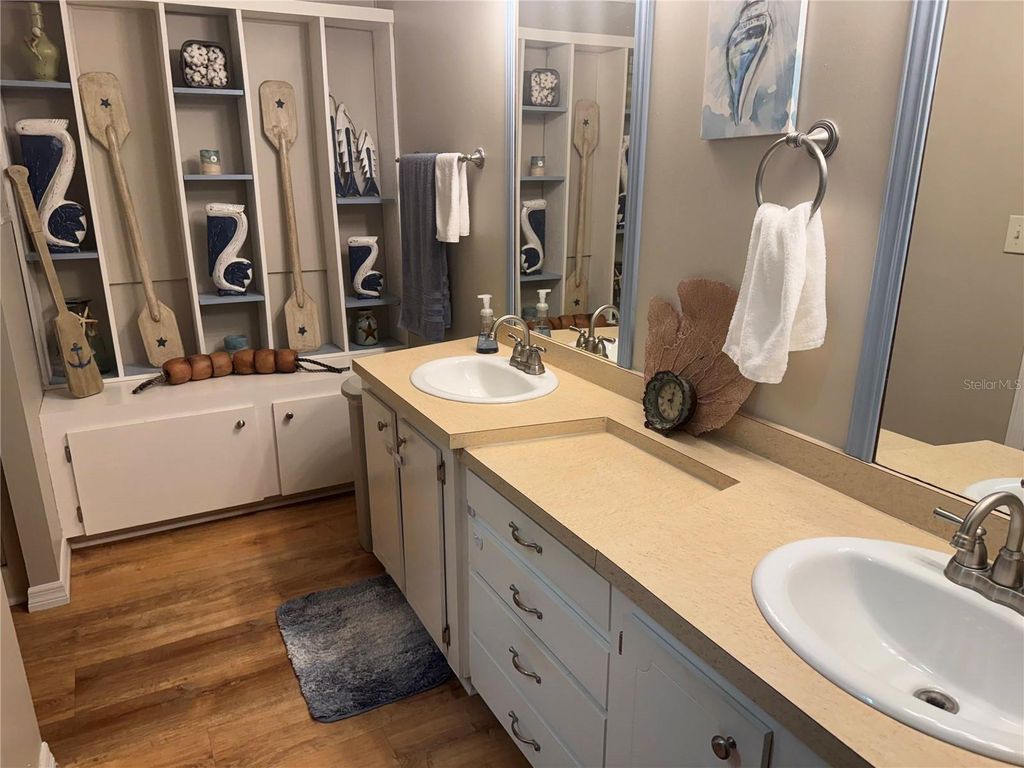 Image 19 of property listing at 1001 STARKEY ROAD 310, Largo, FL 33771