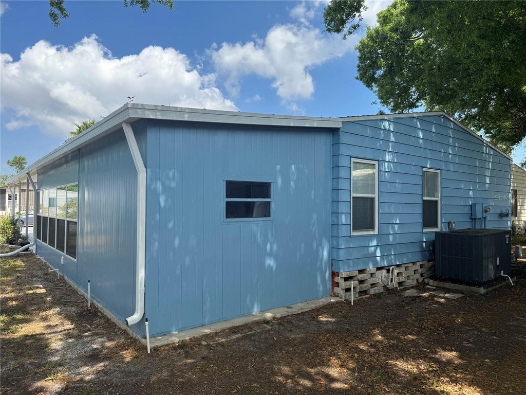 Image 23 of property listing at 1001 STARKEY ROAD 310, Largo, FL 33771